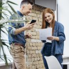EstimationDesTravauxAvantLAchatDUnBien_man-woman-talking-about-work.jpg